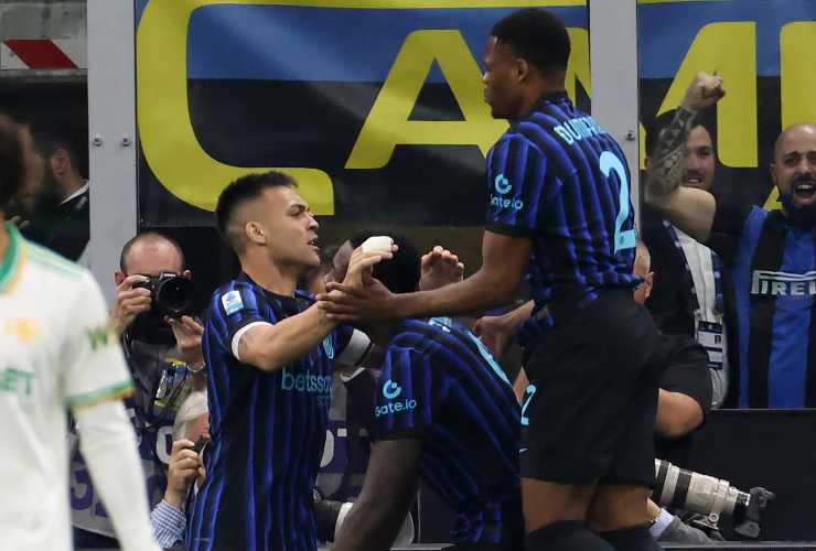 I calciatori dell'Inter esultano