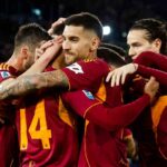 I calciatori della Roma esultano dopo un gol