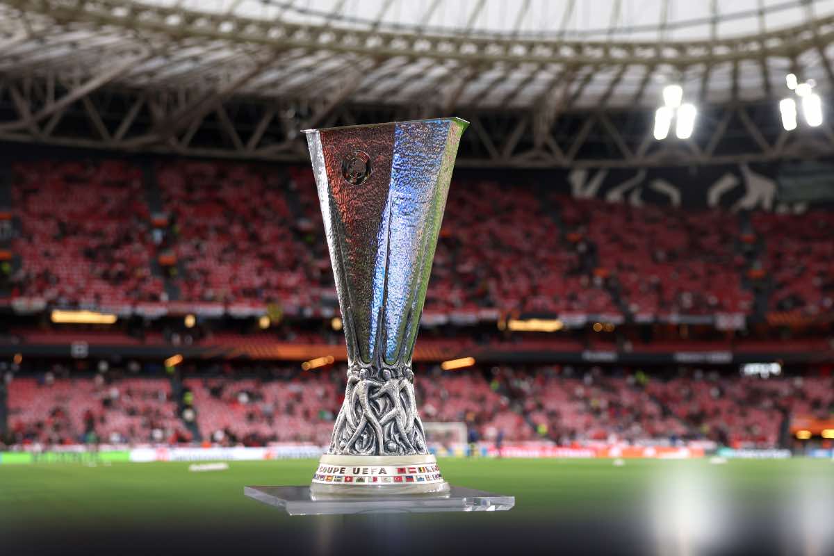 Il trofeo dell’Europa League allo stadio San Mames per la finale Tottenham-Man United