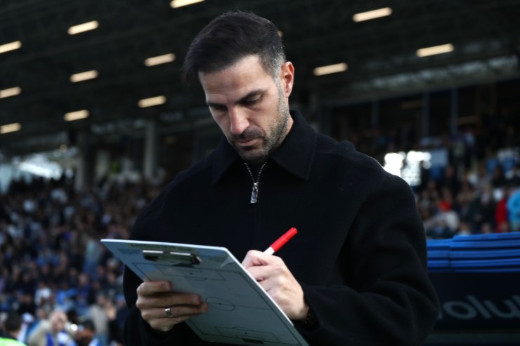 Como 1907 coach Cesc Fabregas writes on a little board before the Serie A match between Como 1907 and Cagliari Calcio at Giuseppe Sinigaglia Stadium on November 08, 2025 in Como, Italy.