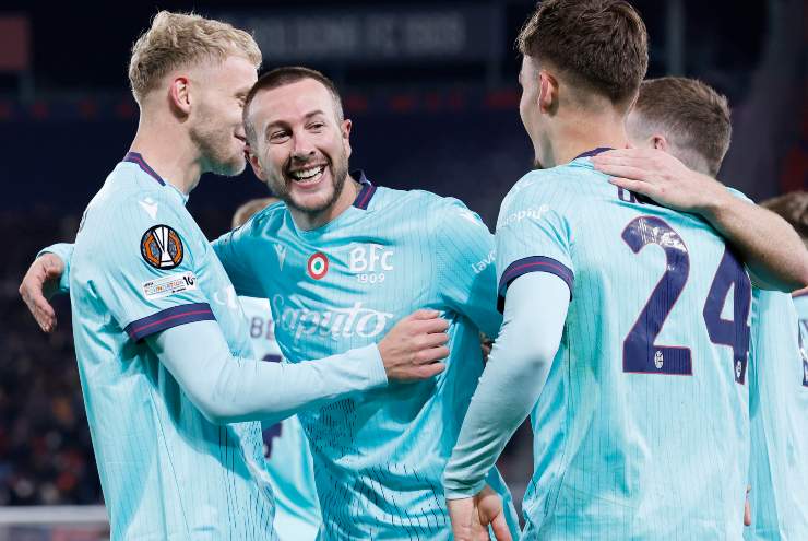 Federico Bernardeschi si abbraccia con i compagni