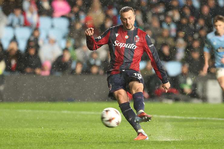 Federico Bernardeschi calcia in porta