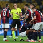 Bernardeschi a colloquio con l'arbitro