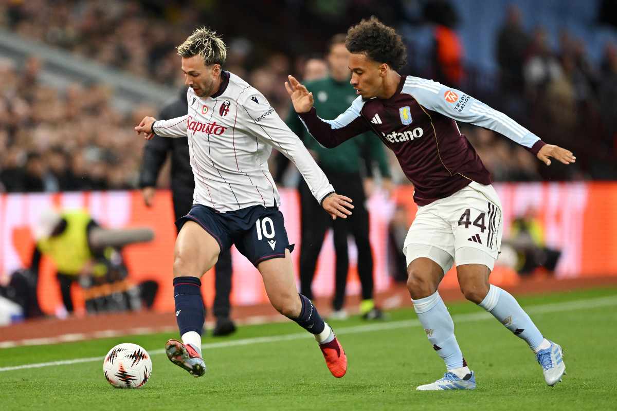 Bernardeschi in azione contro l'Aston Villa