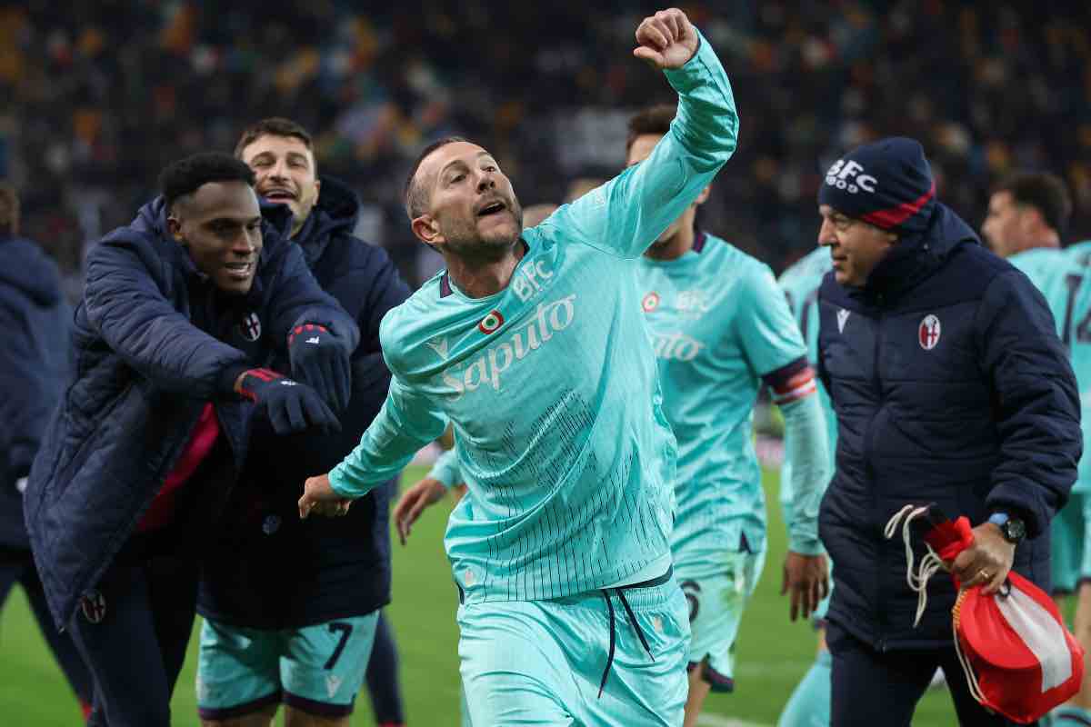 Federico Bernardeschi esulta con la squadra dopo il gol in Udinese-Bologna
