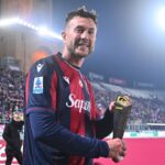Federico Bernardeschi con il premio MVP di Bologna-Udinese