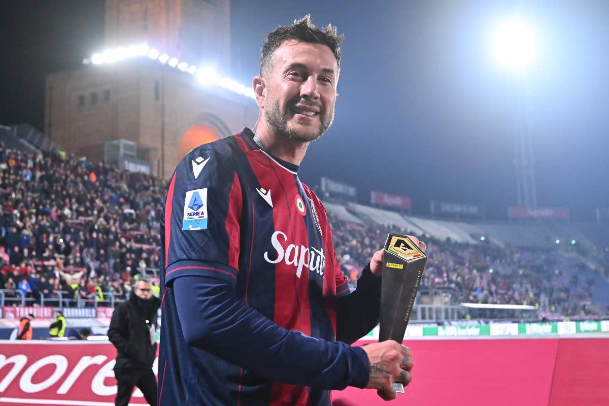 Federico Bernardeschi con il premio MVP di Bologna-Udinese