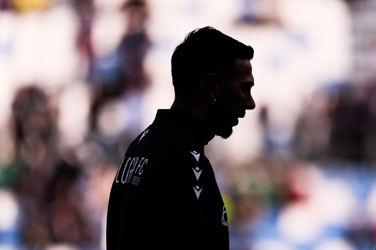 Federico Bernardeschi nell’ombra durante il riscaldamento di Sassuolo-Bologna
