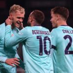 Odgaard, Bernardeschi e Dallinga esultano dopo il gol