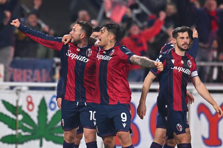 Federico Bernardeschi e Santiago Castro esultano dopo il gol