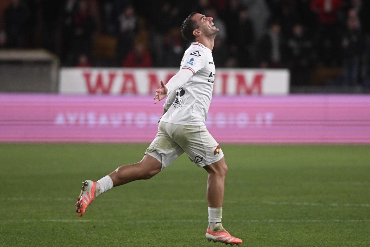 Federico Bonazzoli esulta per il gol