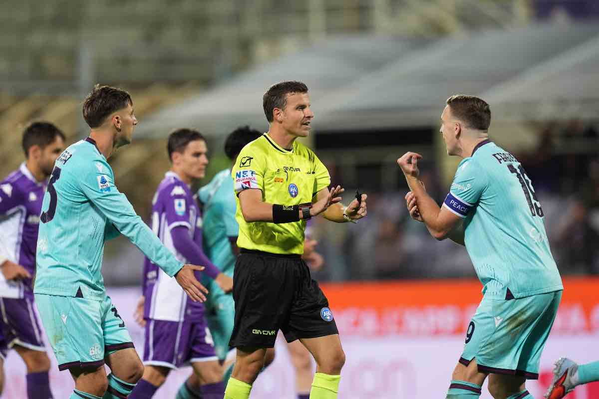 I giocatori del Bologna protestano con l’arbitro La Penna