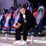 Lewis Ferguson seduto sulle panchine del Dall’Ara prima del match