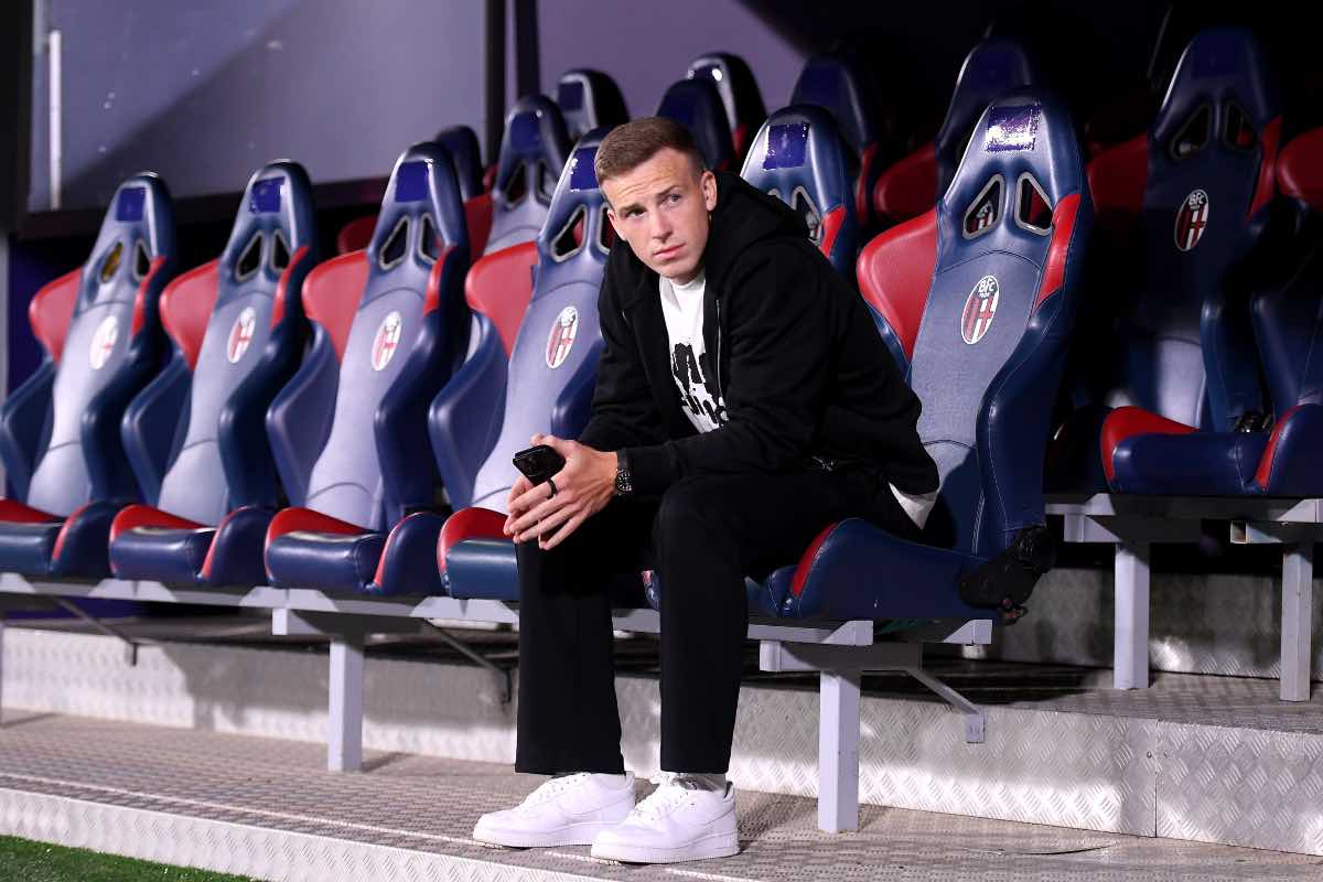 Lewis Ferguson seduto sulle panchine del Dall’Ara prima del match