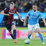 Ferguson rincorre Lobotka durante Napoli-Bologna in Supercoppa