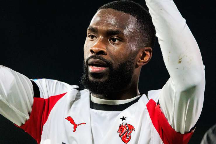 Fikayo Tomori applaude