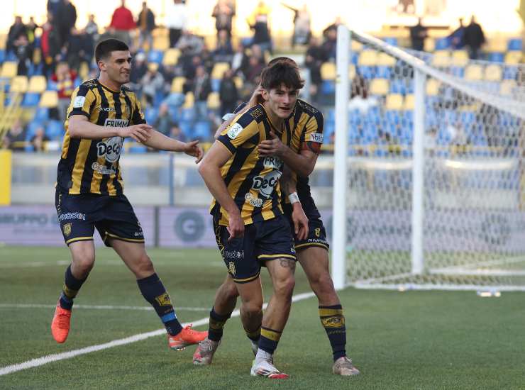 Fortini esulta con un compagno