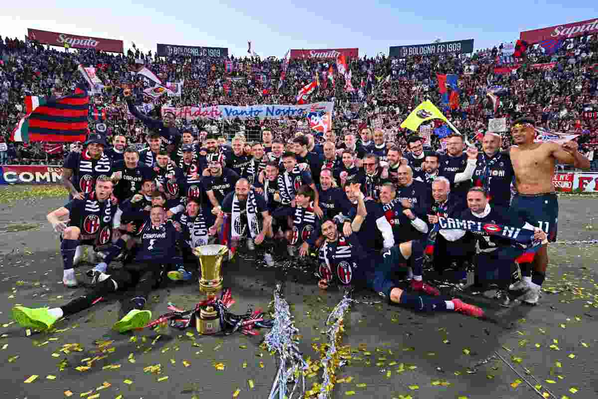 Il Bologna posa con la Coppa Italia