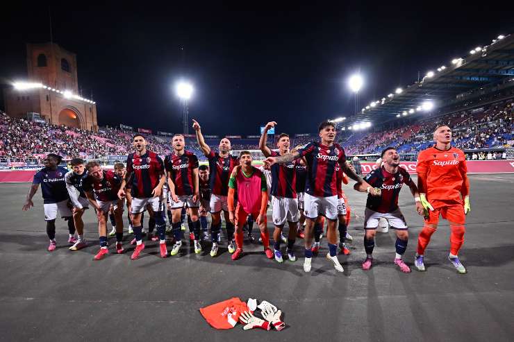 Il Bologna festeggia con i tifosi