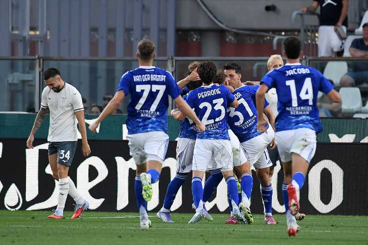 Il Como esulta dopo il gol alla Lazio