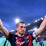 Remo Freuler esulta insieme ai tifosi del Bologna