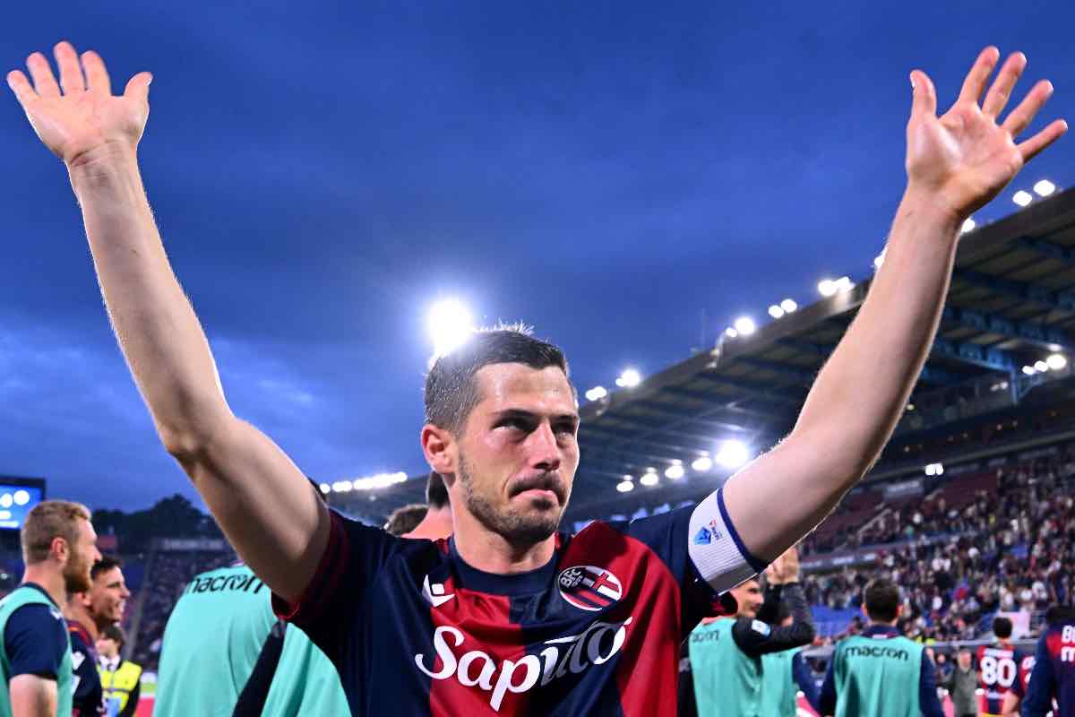 Remo Freuler esulta insieme ai tifosi del Bologna