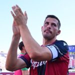 Remo Freuler applaude i tifosi del Bologna