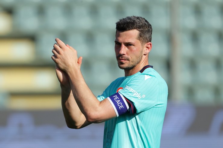 APRIL 05: Remo Freuler of Bologna applauds the fans following victory in the Serie A match between US Cremonese and Bologna FC 1909 at Stadio Giovanni Zini on April 05, 2026 in Cremona, Italy.