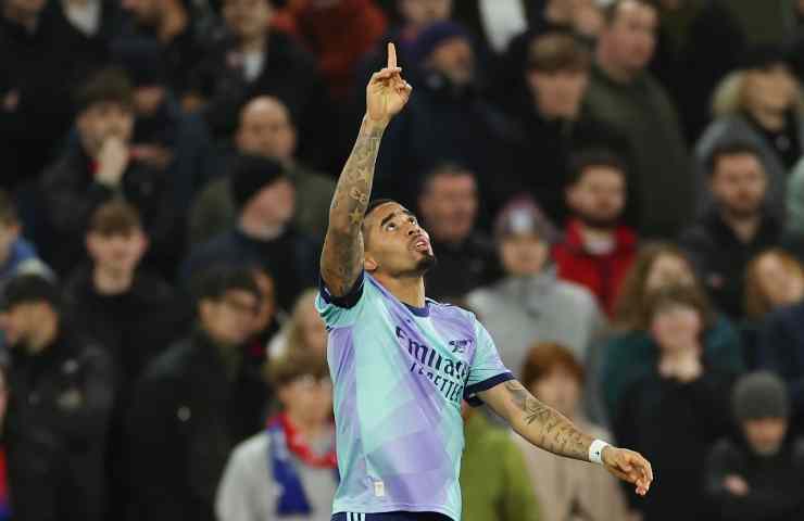 Gabriel Jesus indica il cielo