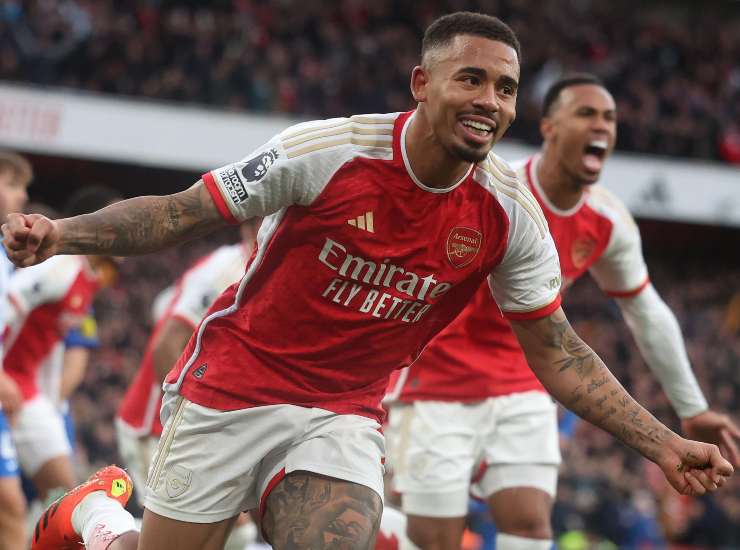 Gabriel Jesus esulta dopo una rete