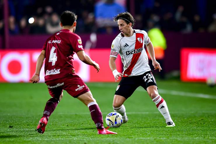 BUENOS AIRES, ARGENTINA - AUGUST 25: Matias Galarza of River Plate controls the ball against Gonzalo Pérez of Lanus during a Torneo Clausura Betano 2025 match between Lanus and River Plate at Estadio Ciudad de Lanus Nestor Diaz Perez on August 25, 2025 in Buenos Aires, Argentina.