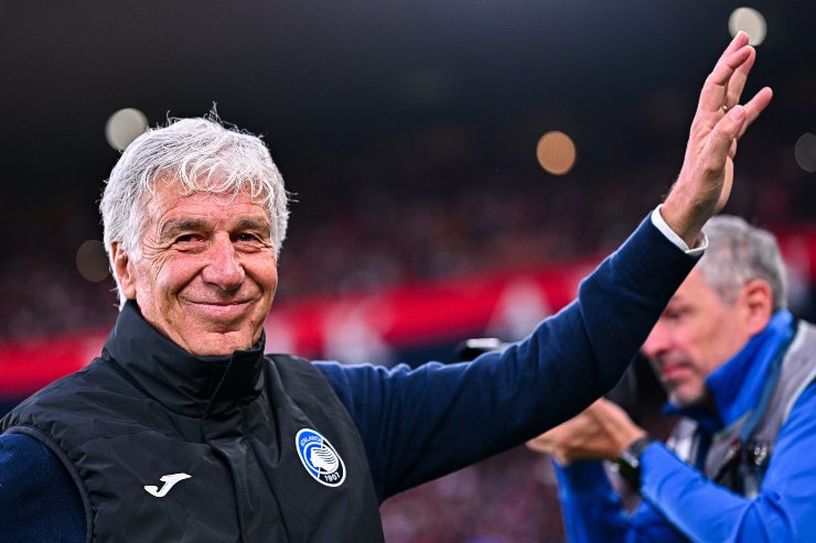 Gian Piero Gasperini, head coach of Atalanta, greets the crowd prior to kick-off in the Serie A match between Genoa and Atalanta at Stadio Luigi Ferraris on May 17, 2025 in Genoa, Italy.