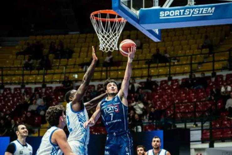 Gianluca Della Rosa va a canestro