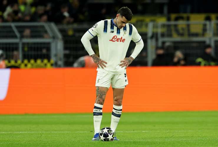 Gianluca Scamacca sconsolato in campo