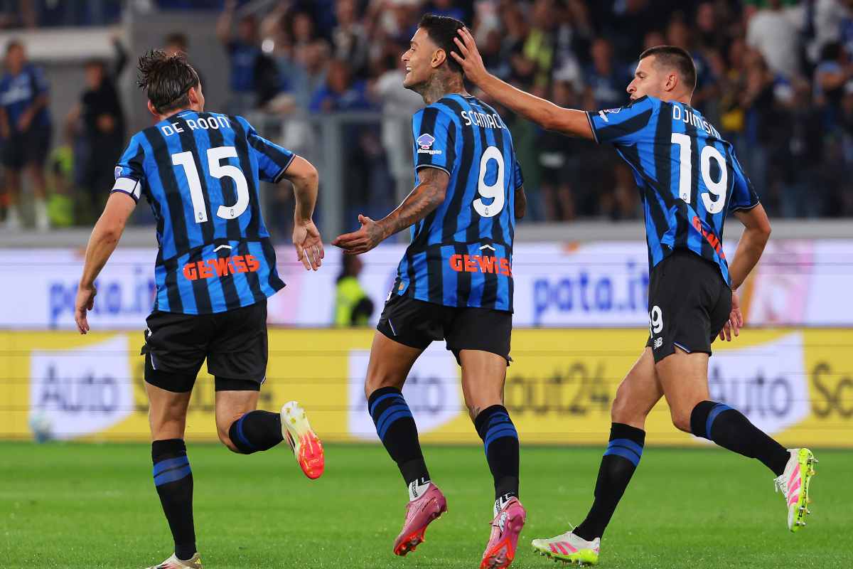 Scamacca esulta dopo il gol