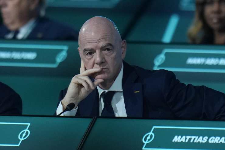 Gianni Infantino pensieroso