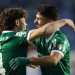 Giay abbraccia un compagno