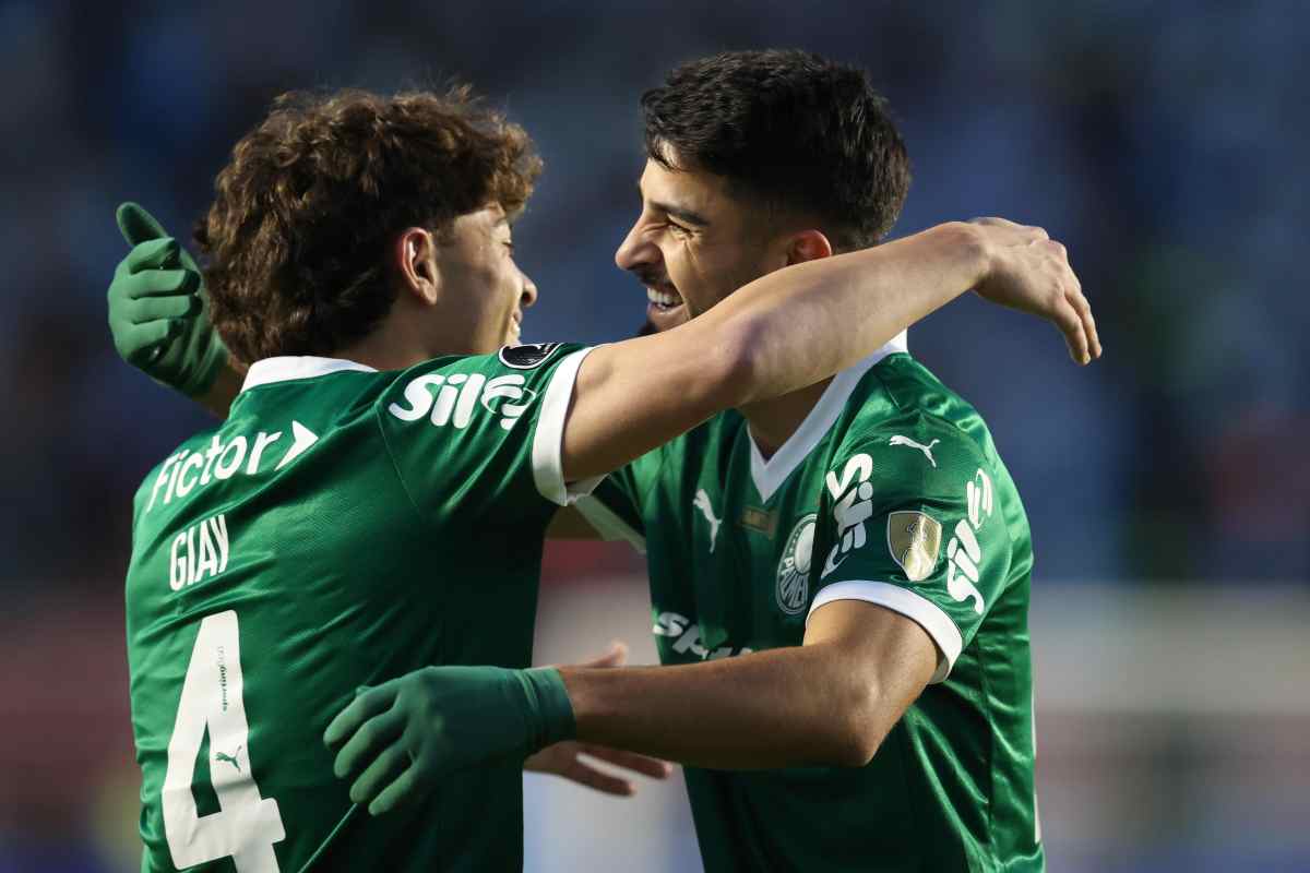 Giay abbraccia un compagno