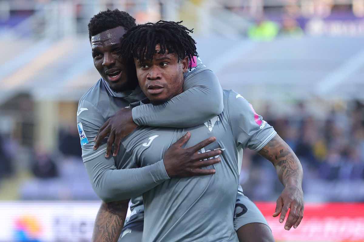 Gift Orban esulta con Mosquera dopo il gol in Fiorentina-Hellas Verona