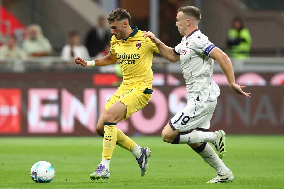 Santiago Gimenez e Lewis Ferguson si contendono il pallone