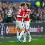 I giocatori dell'Az esultano dopo il gol