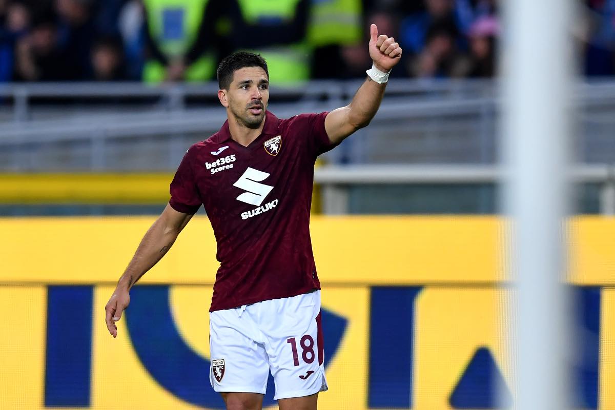 Giovanni Simeone esulta dopo il gol al Napoli