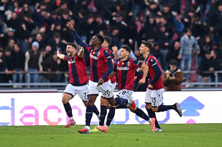 Il Bologna esulta dopo il gol