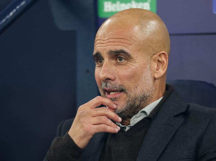Guardiola seduto in panchina