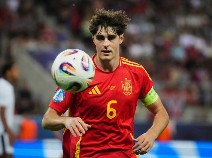 Javi Guerra insegue la palla