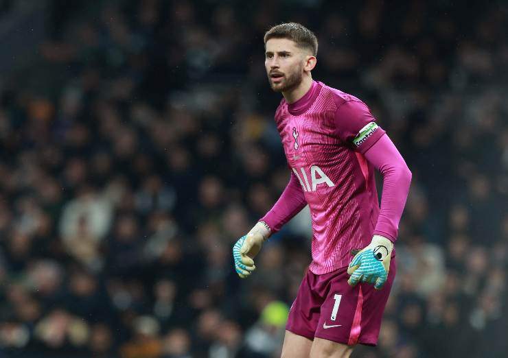 Guglielmo Vicario in campo con la maglia del Tottenham