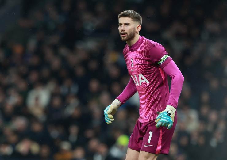 Guglielmo Vicario in campo con il Tottenham