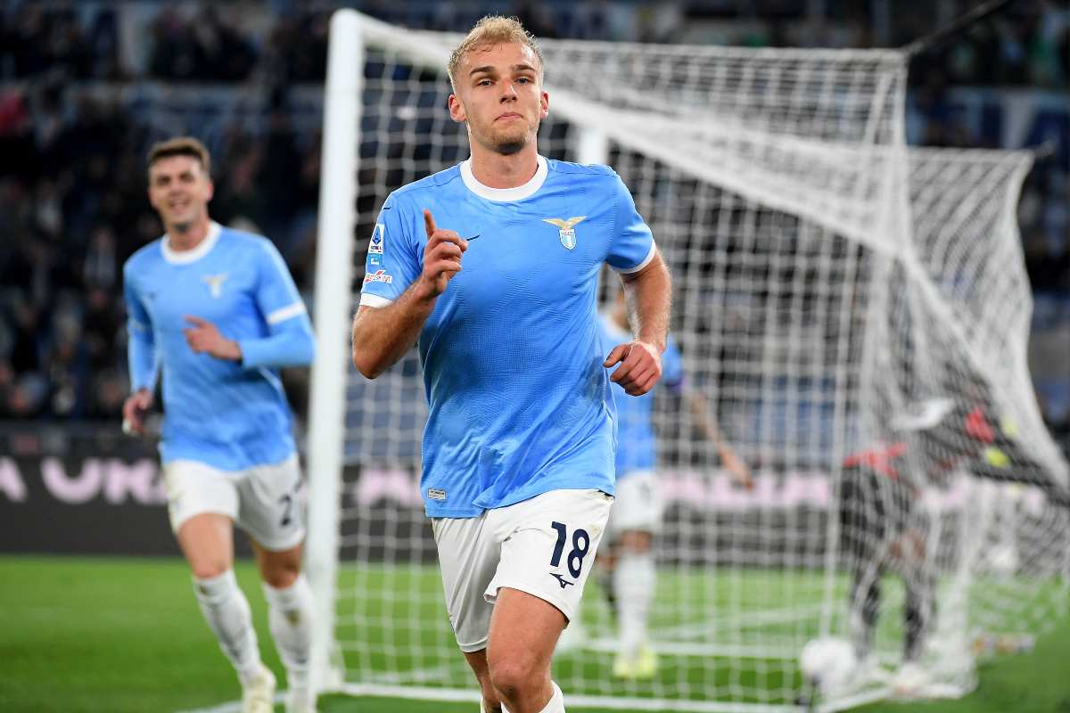 Isaksen esulta dopo il gol