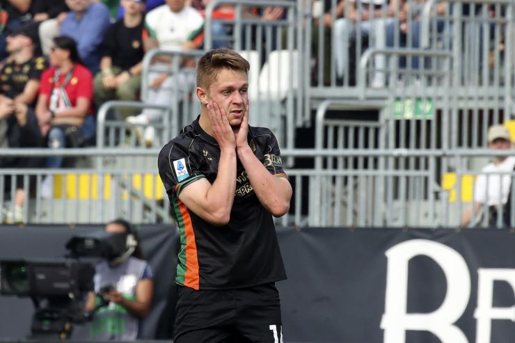 Hans Nicolussi Caviglia con la maglia del Venezia con le mani sul volto