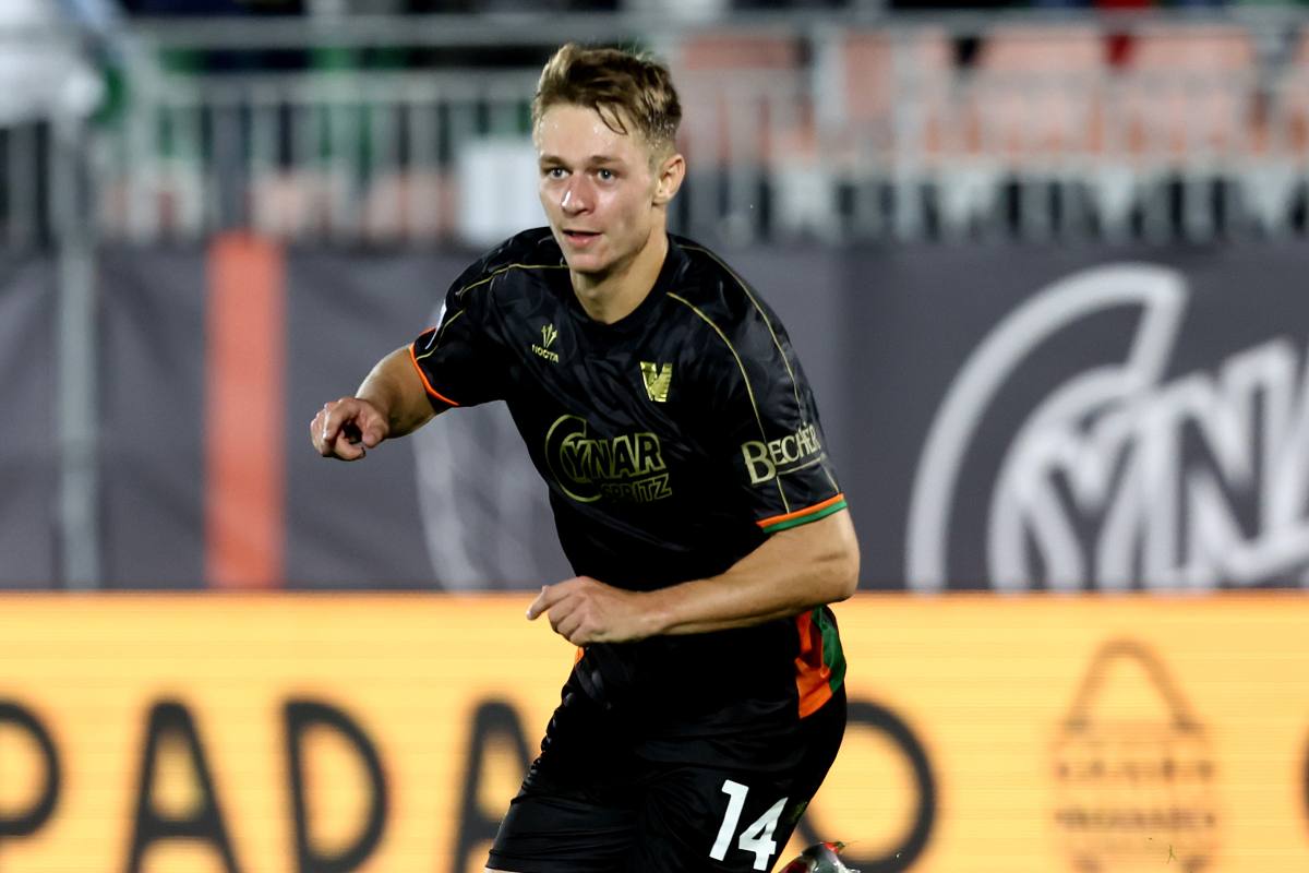 Nicolussi Caviglia esulta dopo un gol